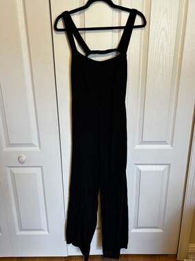 Indulge in Style Black Sleeveless Wide Leg Rayon Jumpsuit mit Smocked Straps